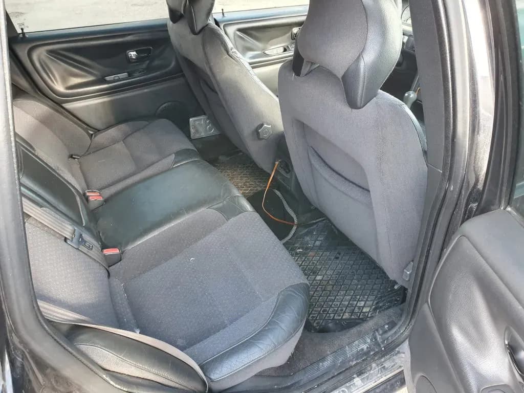 Kuva puretusta autosta 5