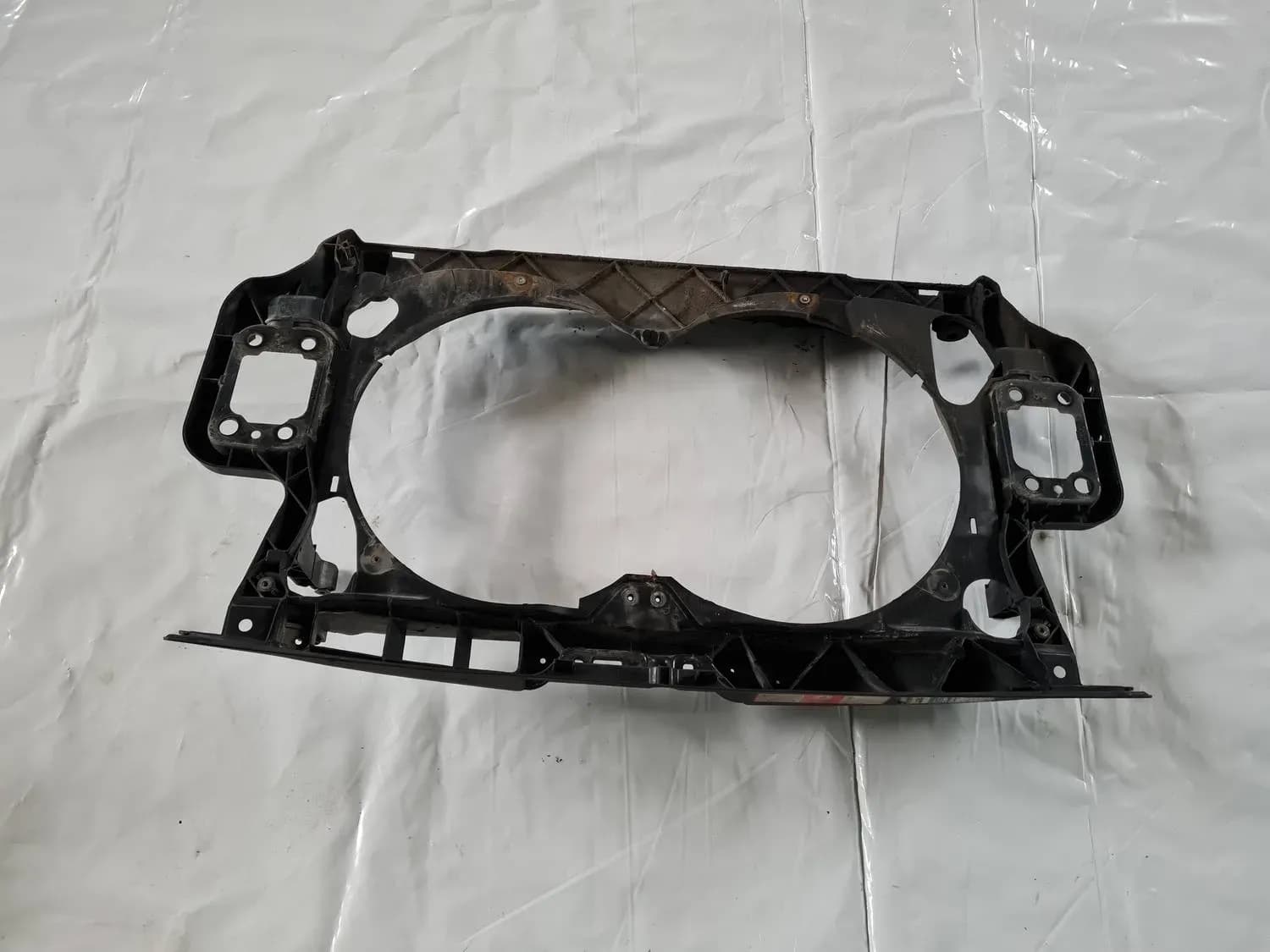 Jäähdyttimen etukehys AUDI A6 2008 - foto 2