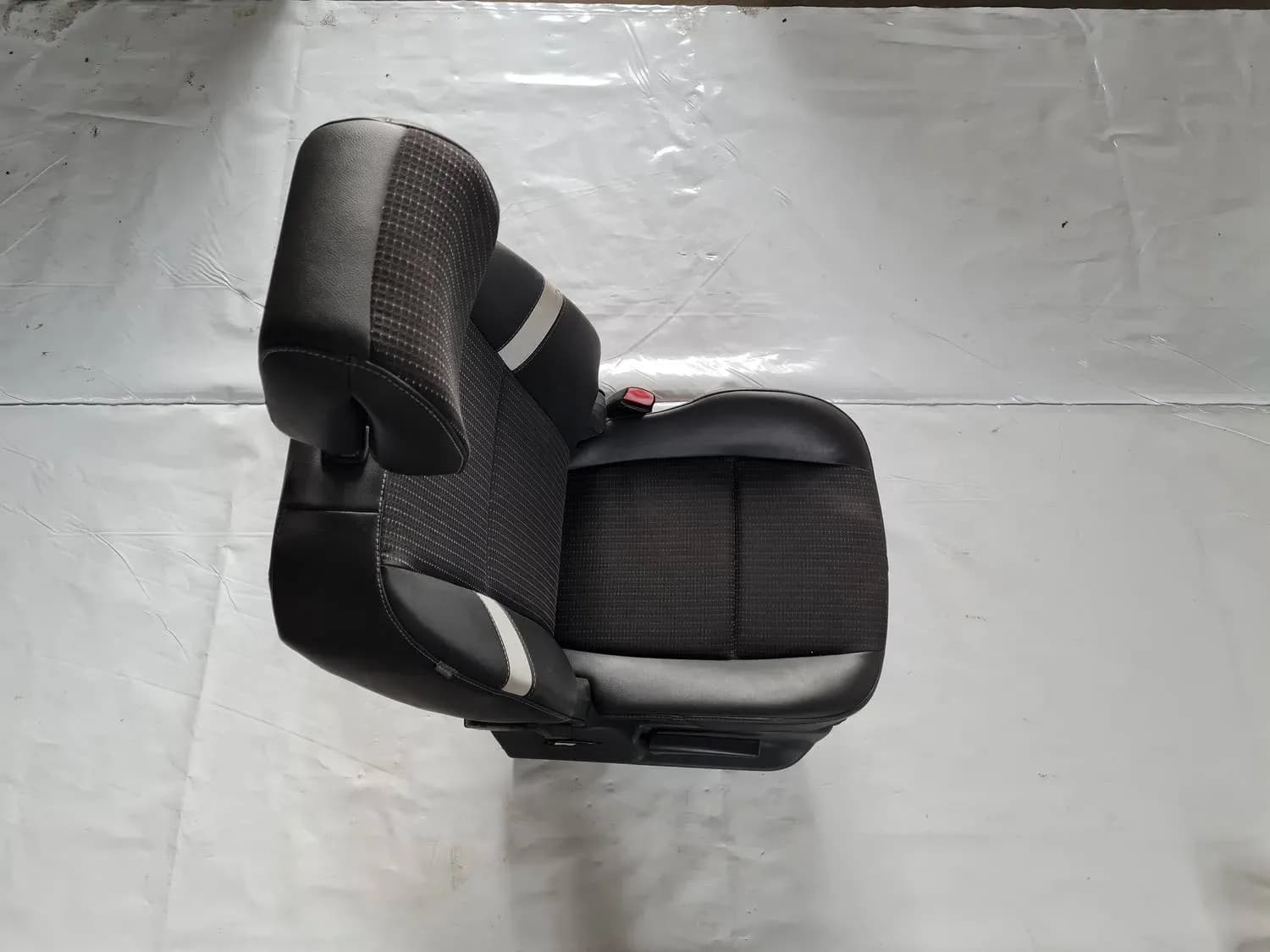 Oikea etuistuin RENAULT SCENIC III 2011 - foto 1