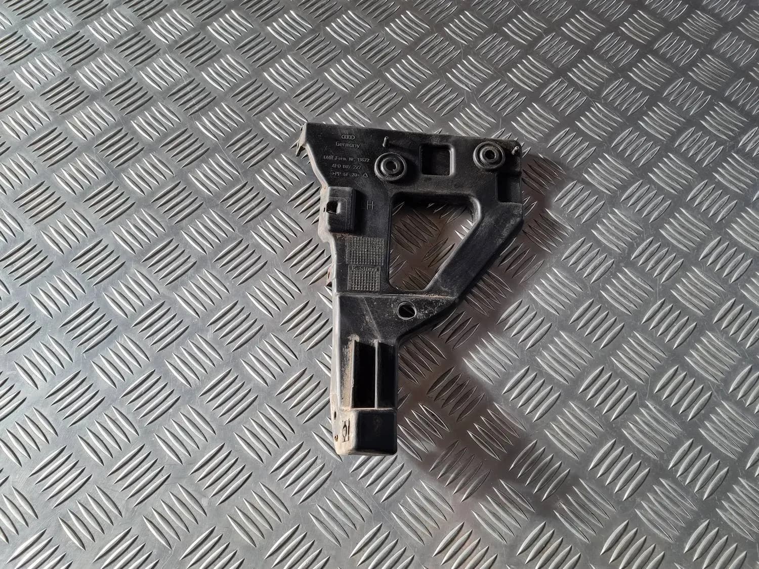Etupuskurin vasen kiinnike AUDI A6 2008
