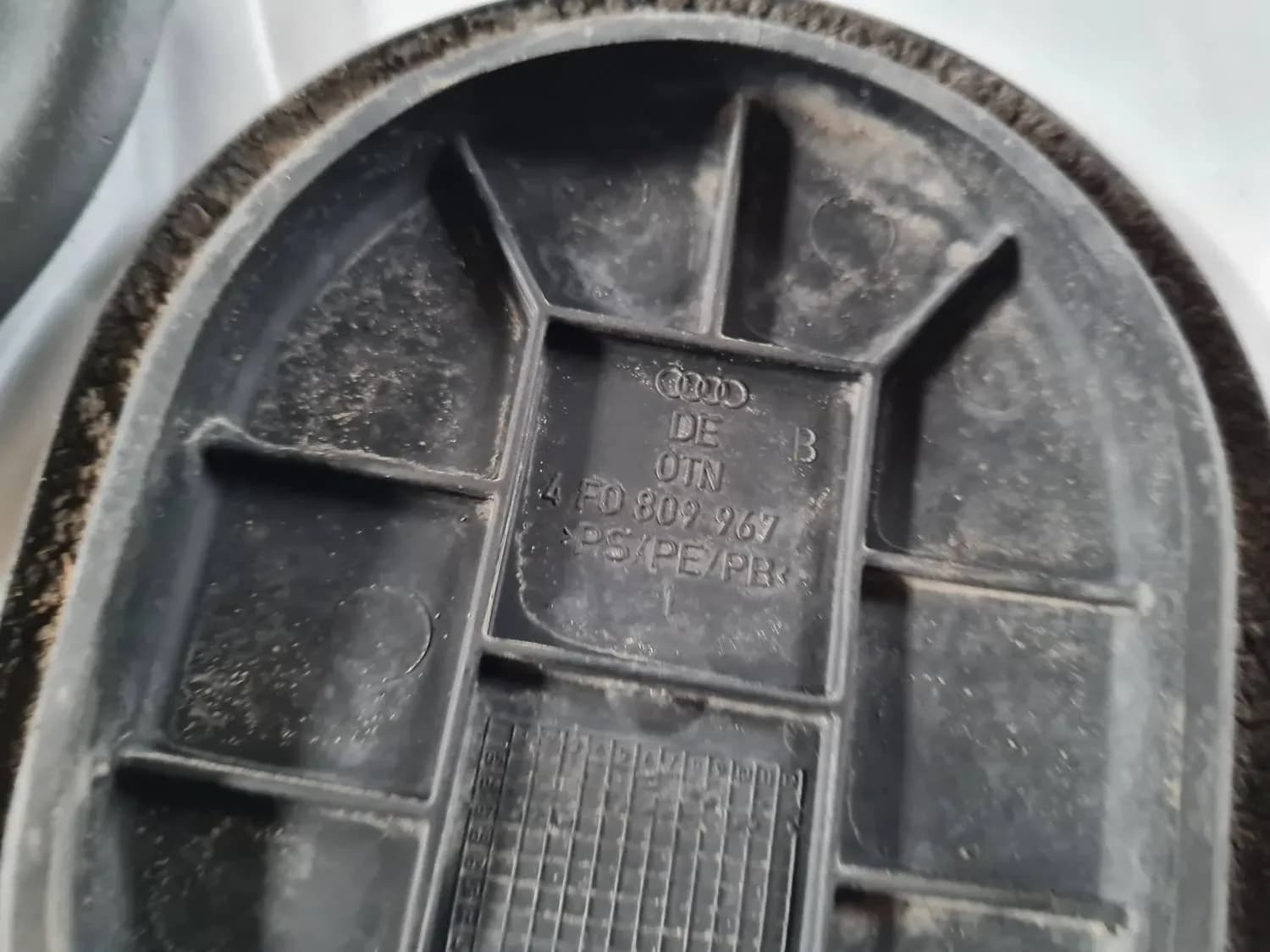 Etusisälokasuojan kansi AUDI A6 2008 - foto 2