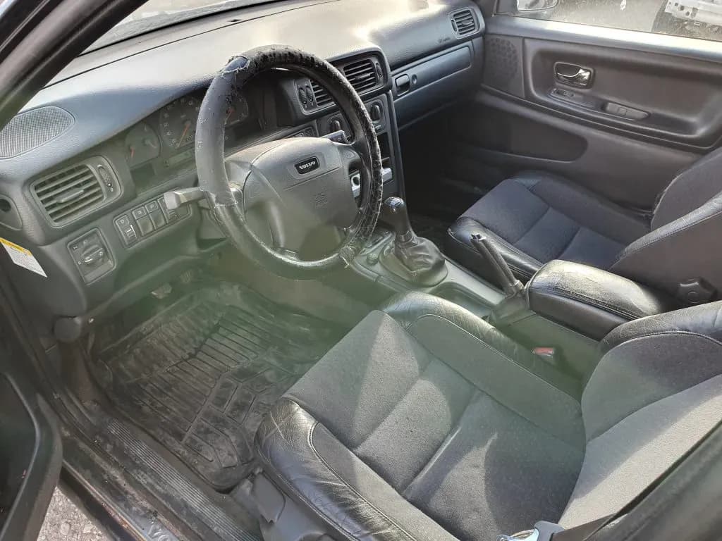 Kuva puretusta autosta 4