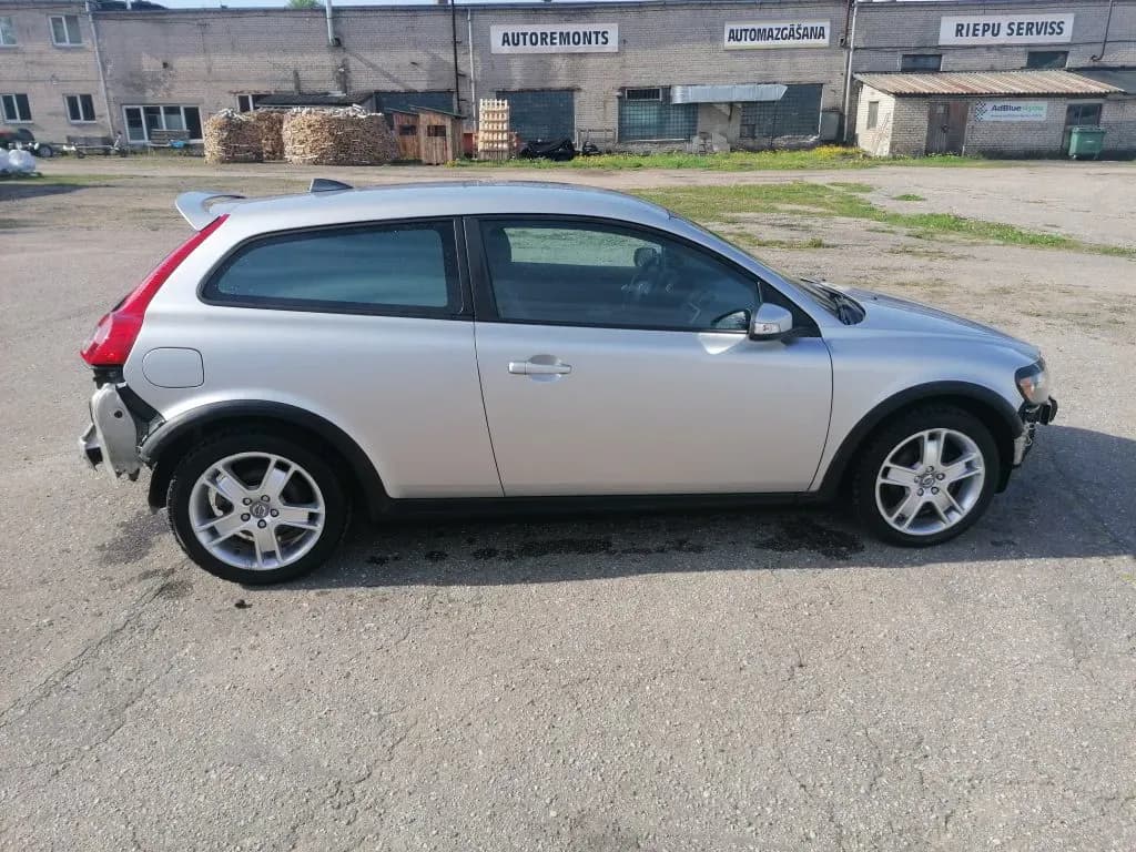 Kuva puretusta autosta 4