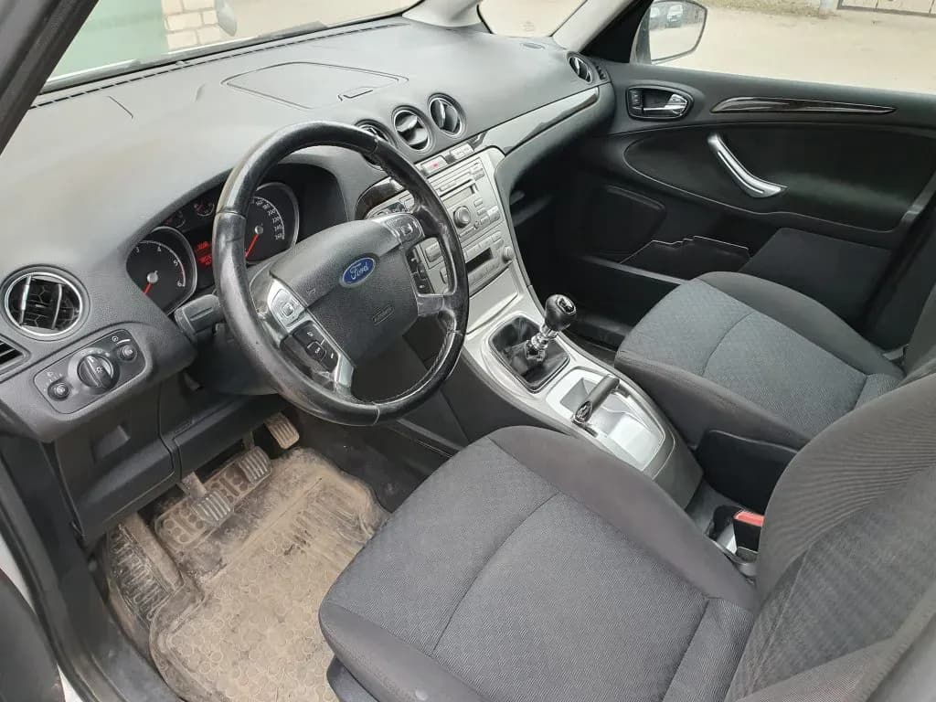 Kuva puretusta autosta 5