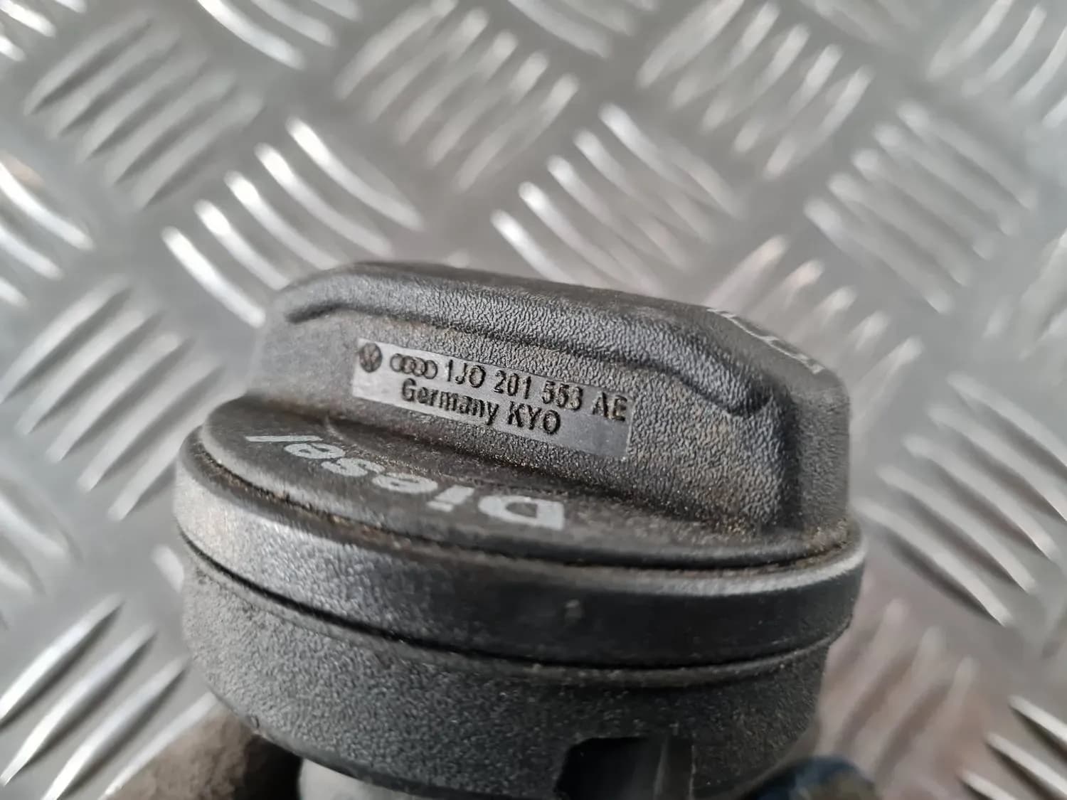 Polttoaineen täyttökorkki AUDI A6 2008 - foto 2