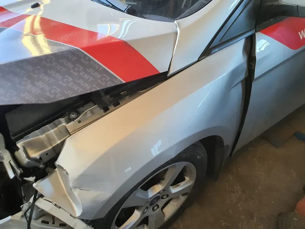 Kuva puretusta autosta 5