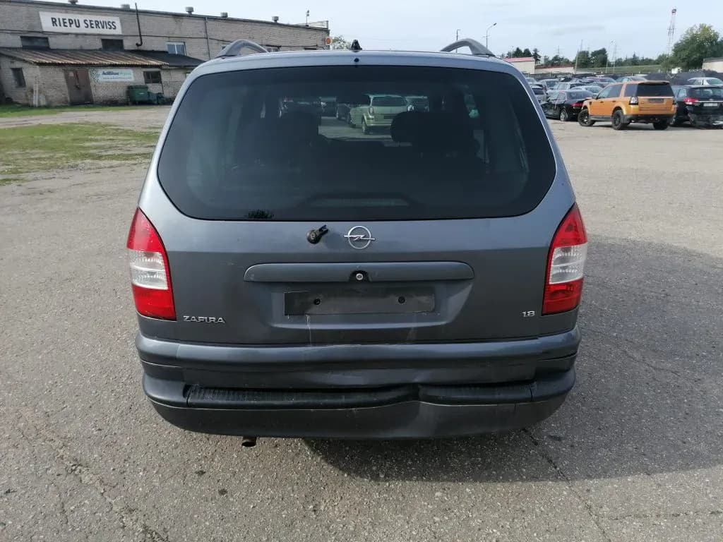 Kuva puretusta autosta 4