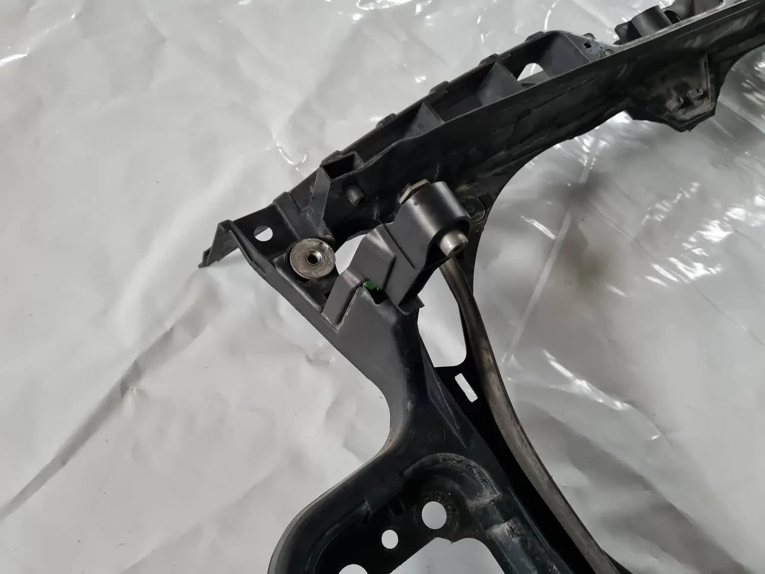 Jäähdyttimen etukehys AUDI A6 2008 - foto 4