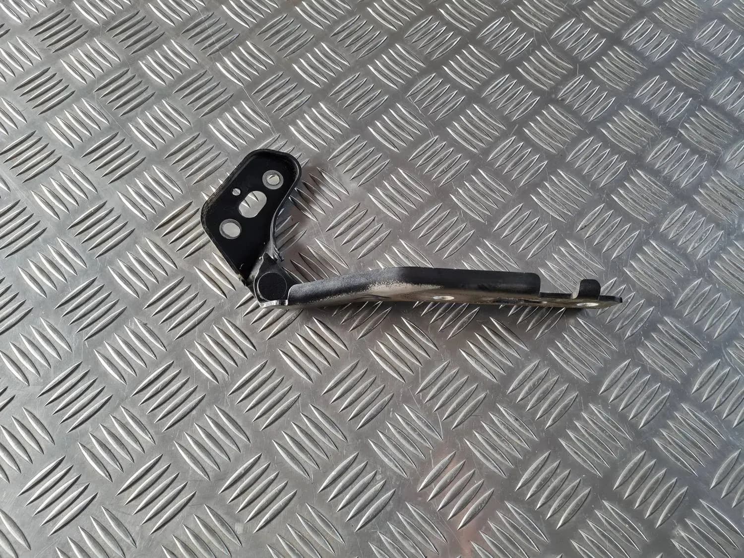 Konepellin sarana, oikea AUDI A6 2008 - foto 3
