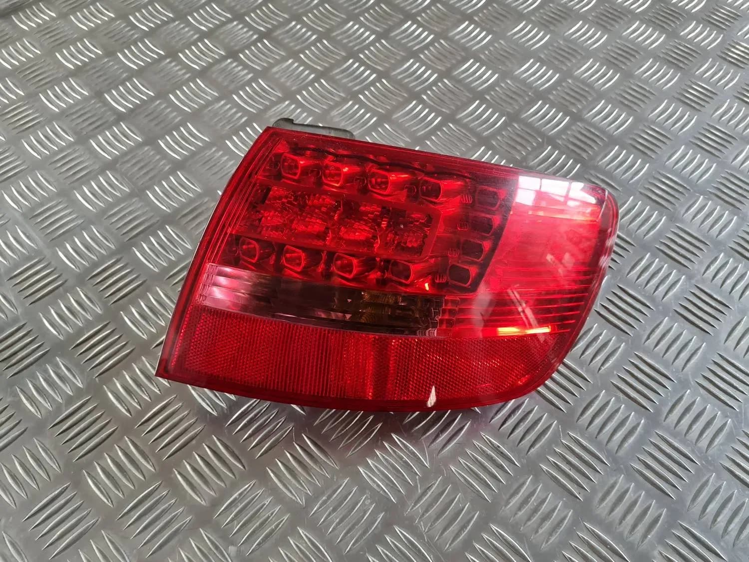Oikea takavalaisin AUDI A6 2008 - foto 1