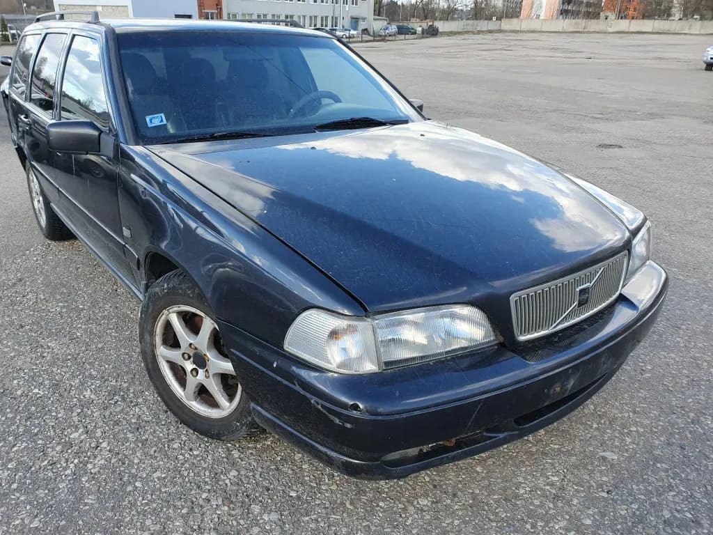 Kuva puretusta autosta 1