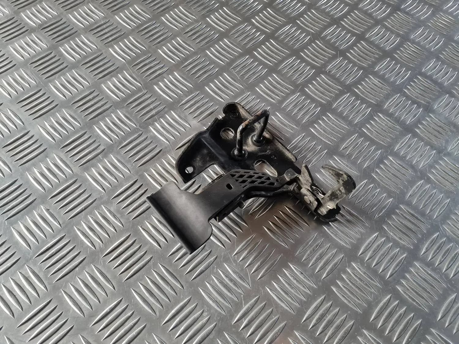 Konepellin vapautusvipu AUDI A6 2008 - foto 3