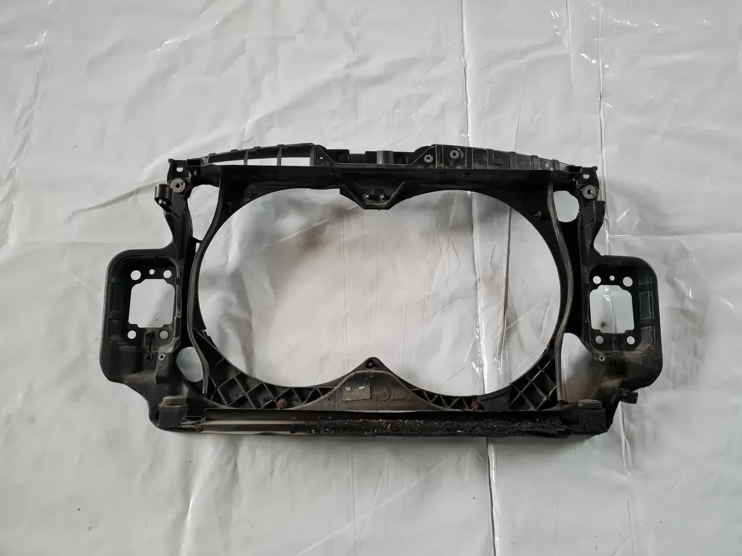 Jäähdyttimen etukehys AUDI A6 2008 - foto 1