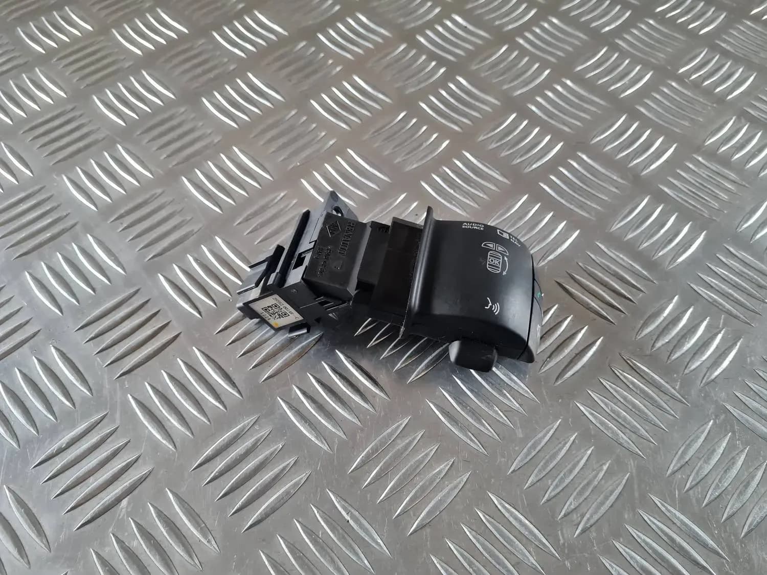 Monitoiminen ohjauspyörän kytkin RENAULT SCENIC III 2011 - foto 3