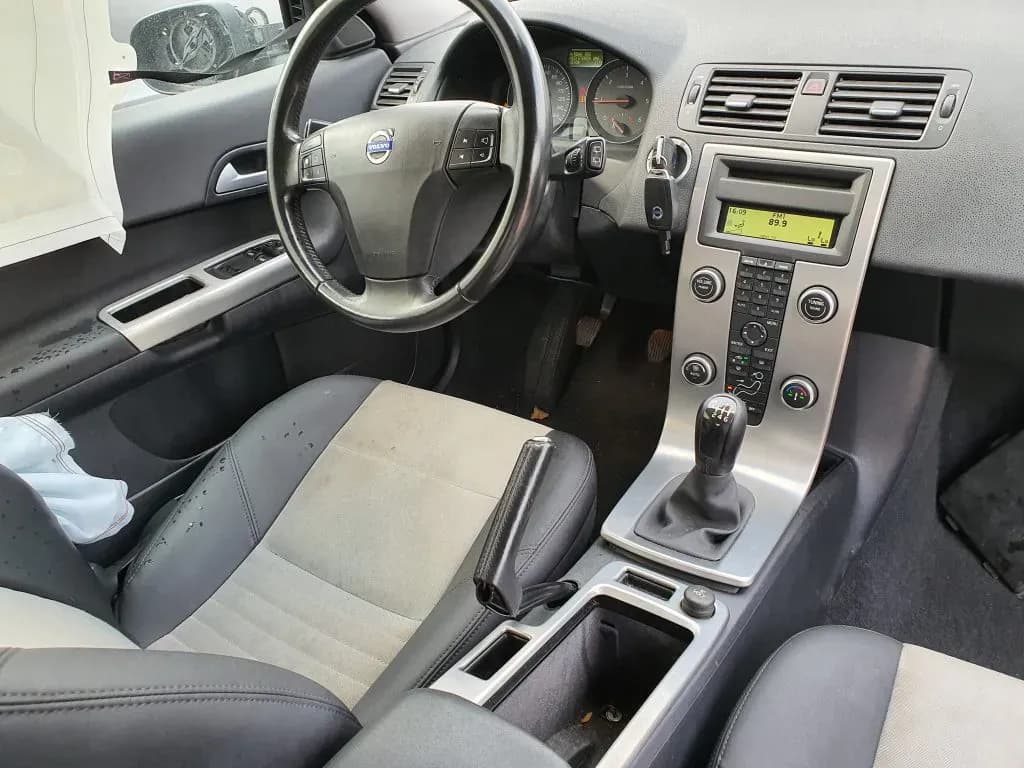 Kuva puretusta autosta 5