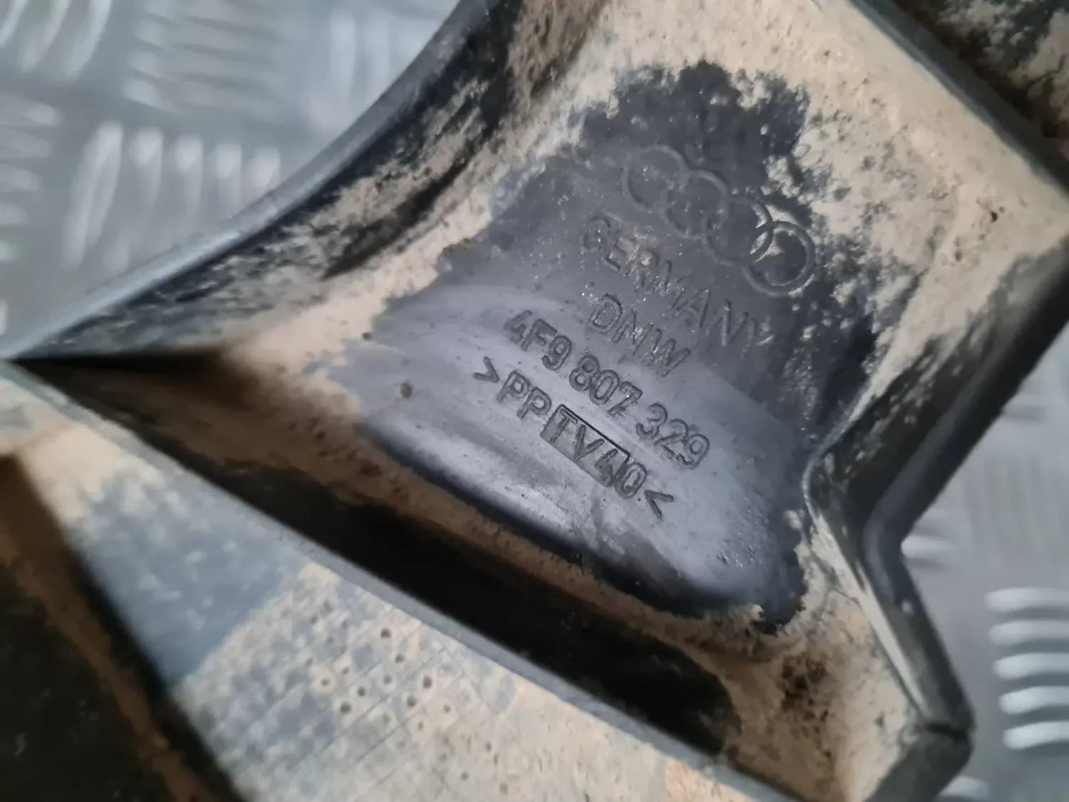 Takapuskurin keskikiinnitys AUDI A6 2008 - foto 2