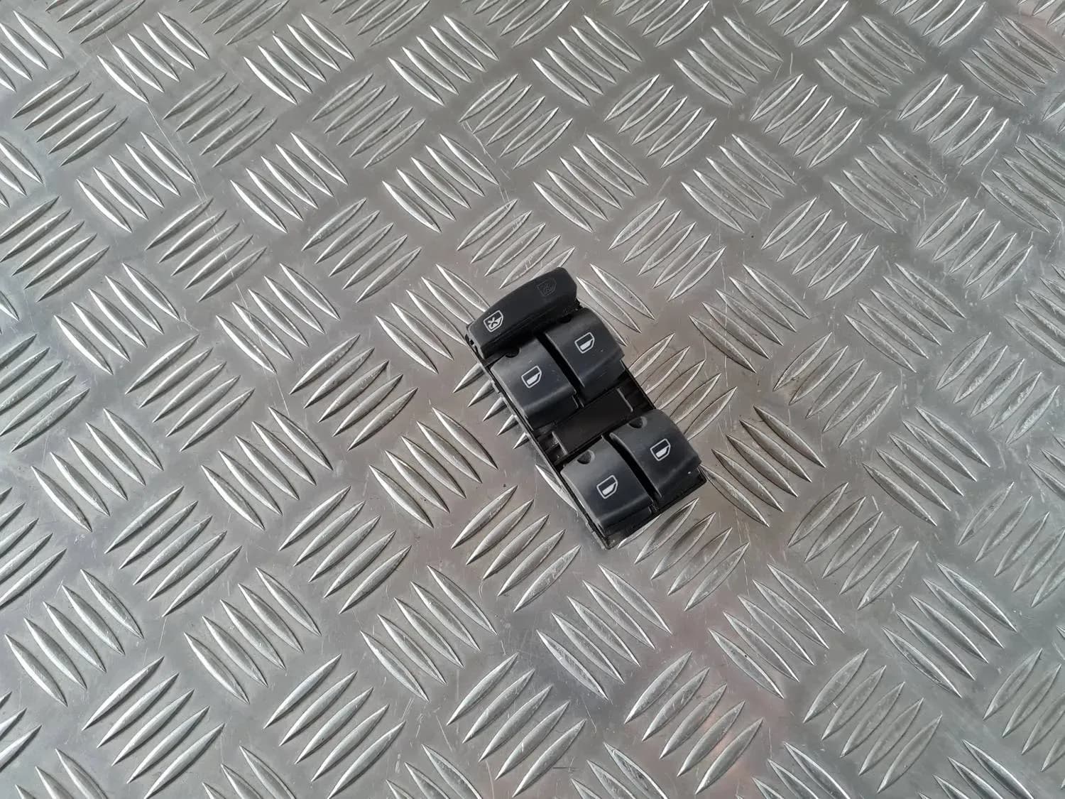 Kuljettajan oven kytkinpainikkeet AUDI A6 2008 - foto 1