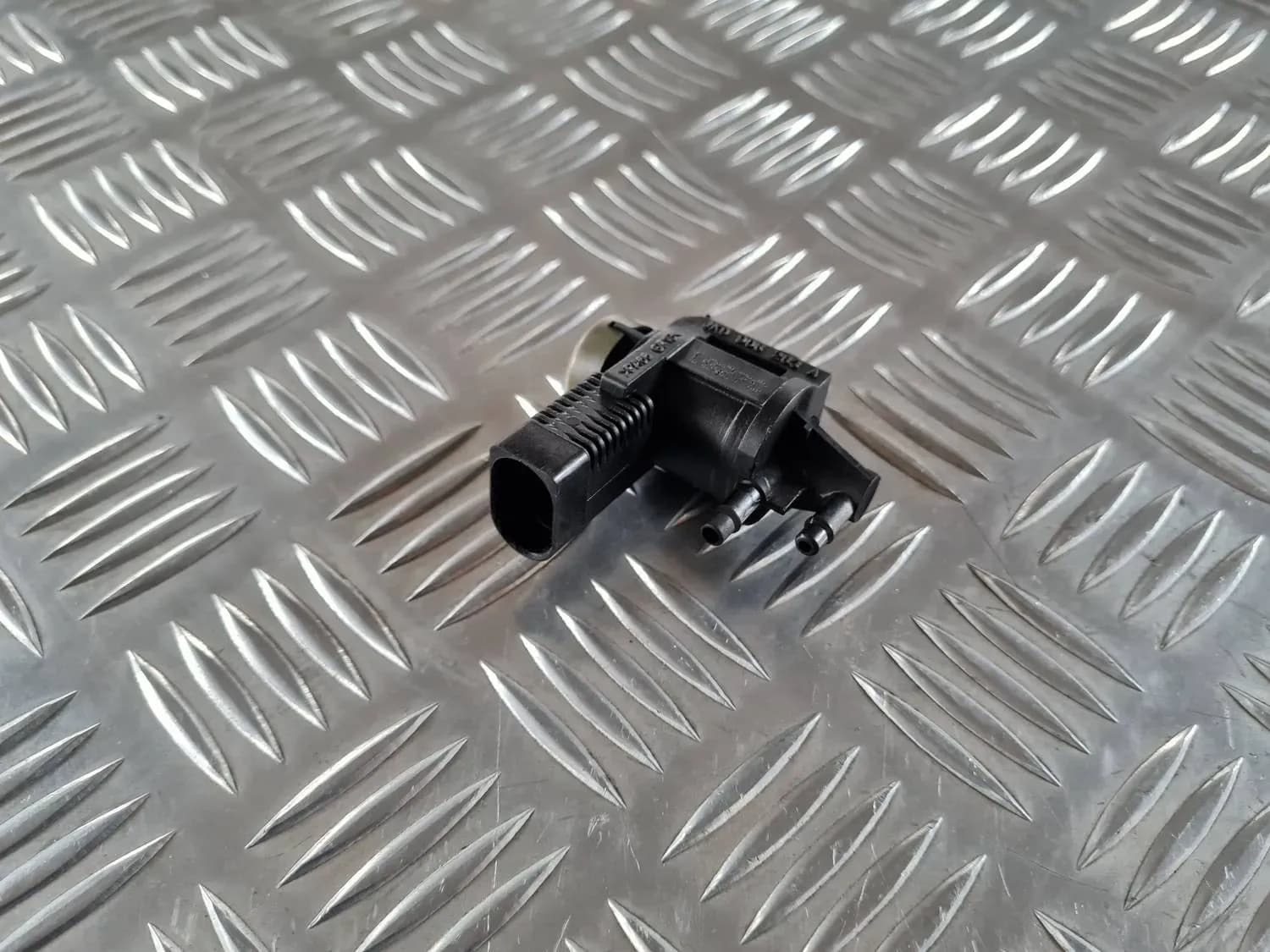 Magneettinen tyhjiöventtiili AUDI A6 2008 - foto 2