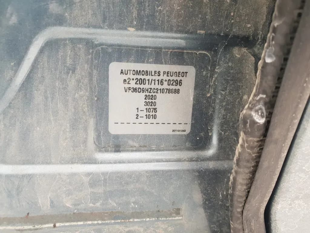 Kuva puretusta autosta 5