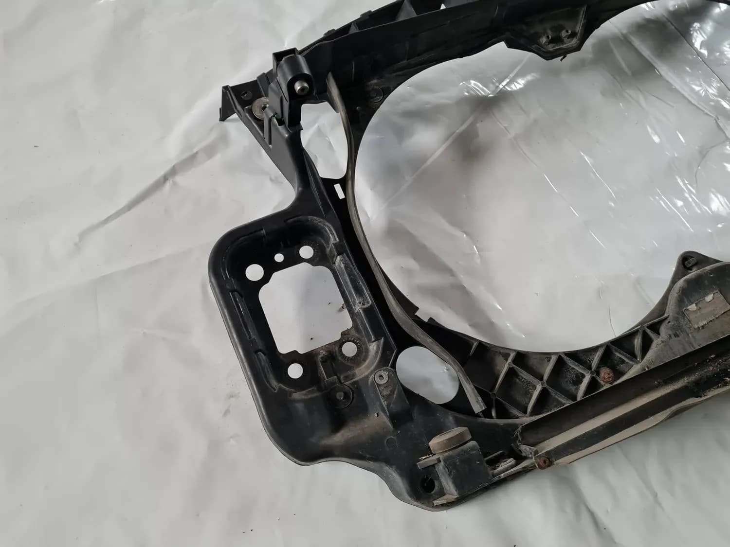 Jäähdyttimen etukehys AUDI A6 2008 - foto 3