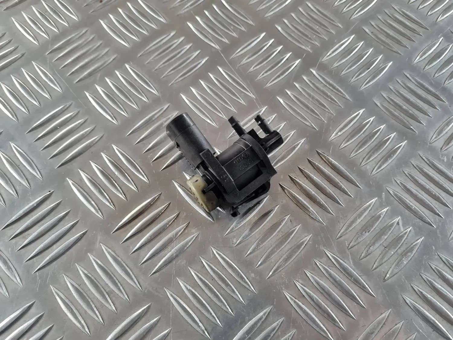 Magneettinen tyhjiöventtiili AUDI A6 2008 - foto 1