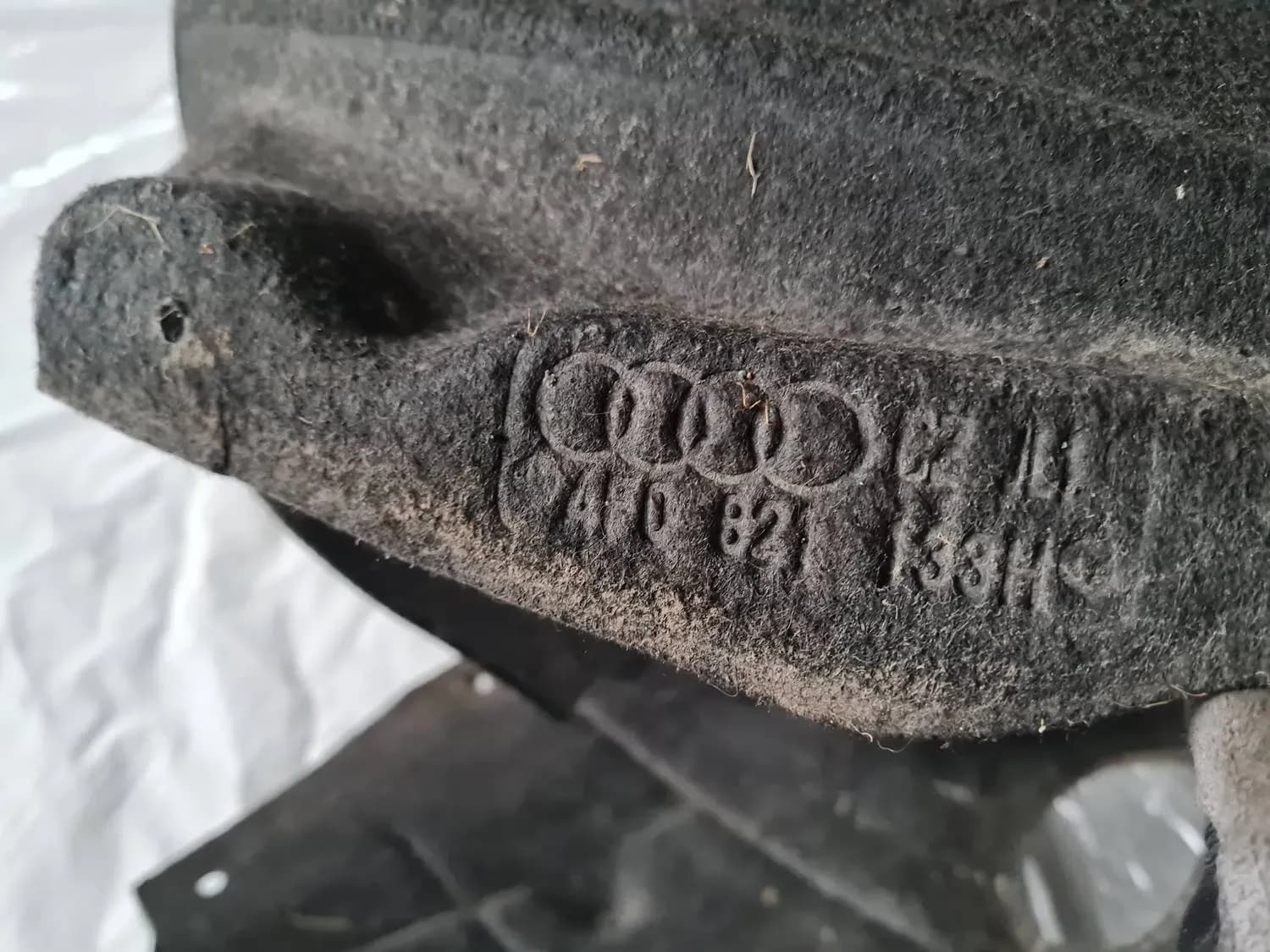 Oikea sisempi etulokasuojalevy AUDI A6 2008 - foto 2