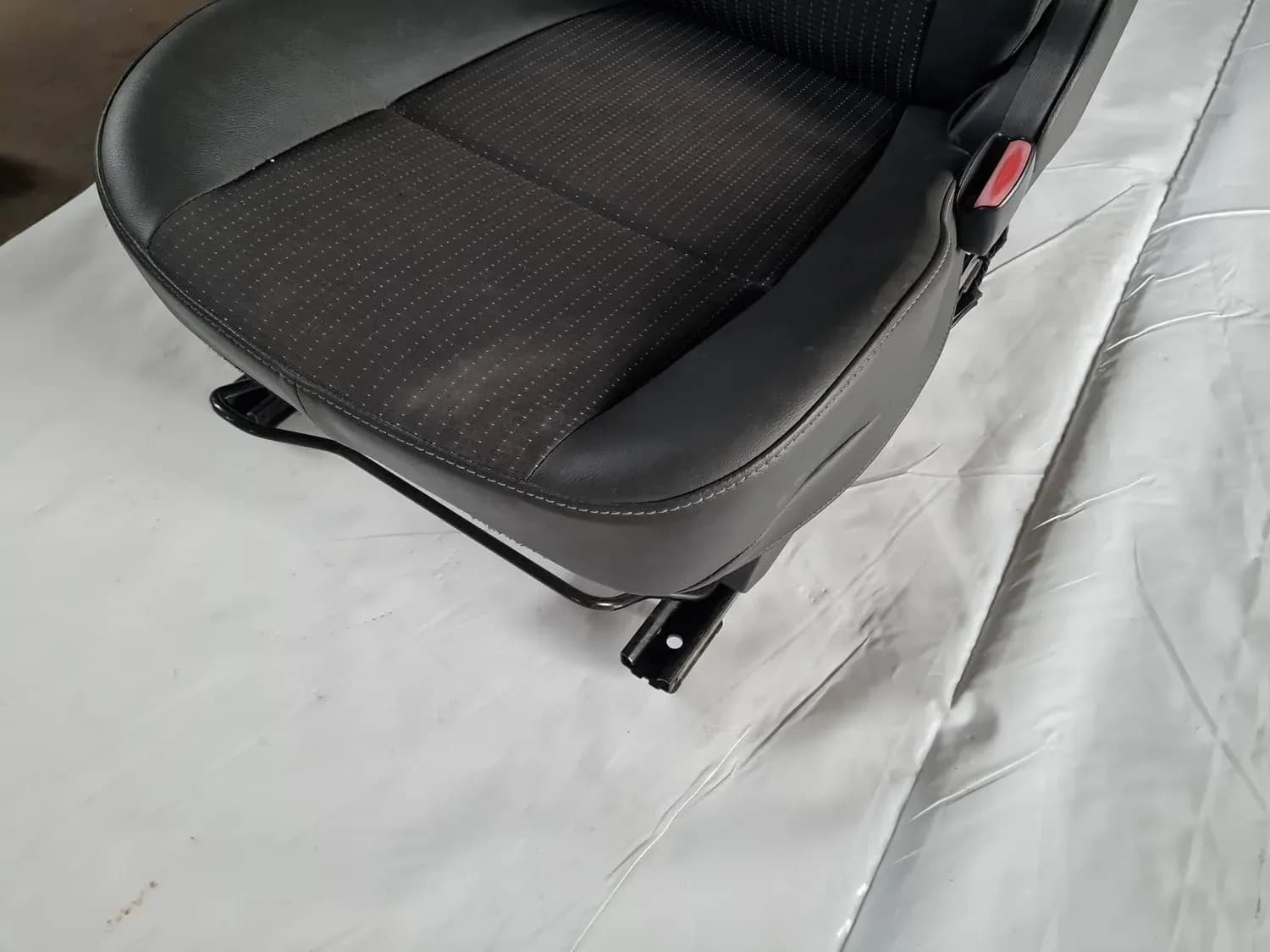 Oikea etuistuin RENAULT SCENIC III 2011 - foto 4