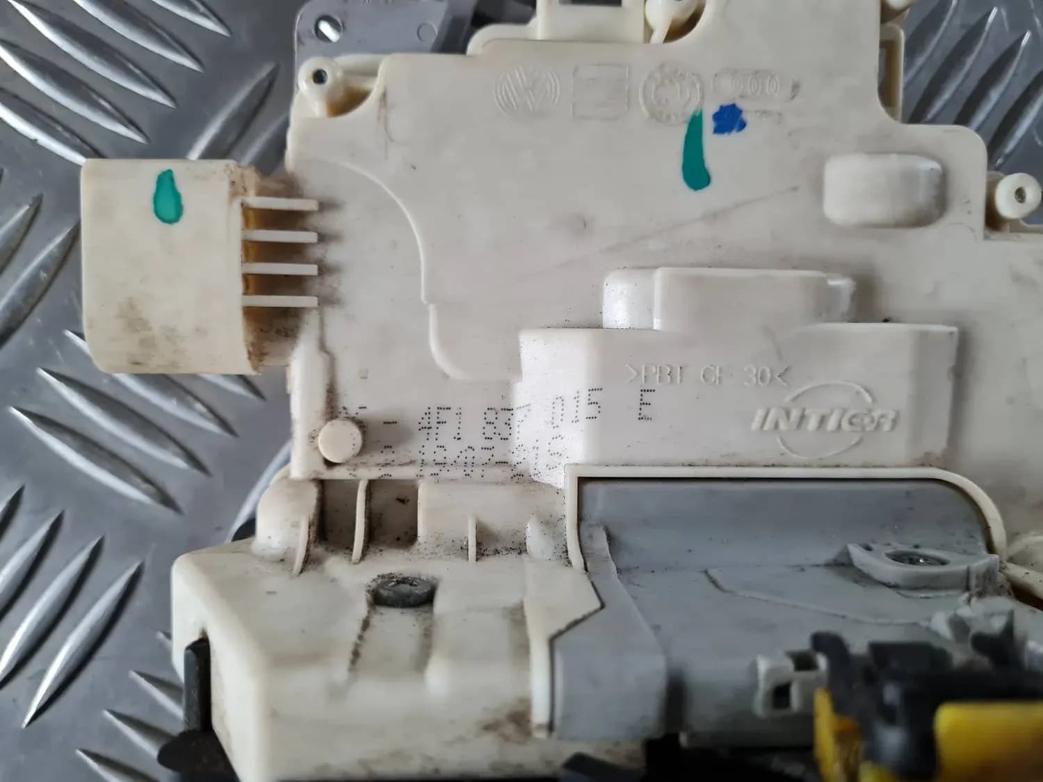 Vasemman etuoven lukko AUDI A6 2008 - foto 5