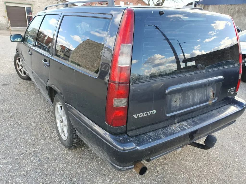 Kuva puretusta autosta 2