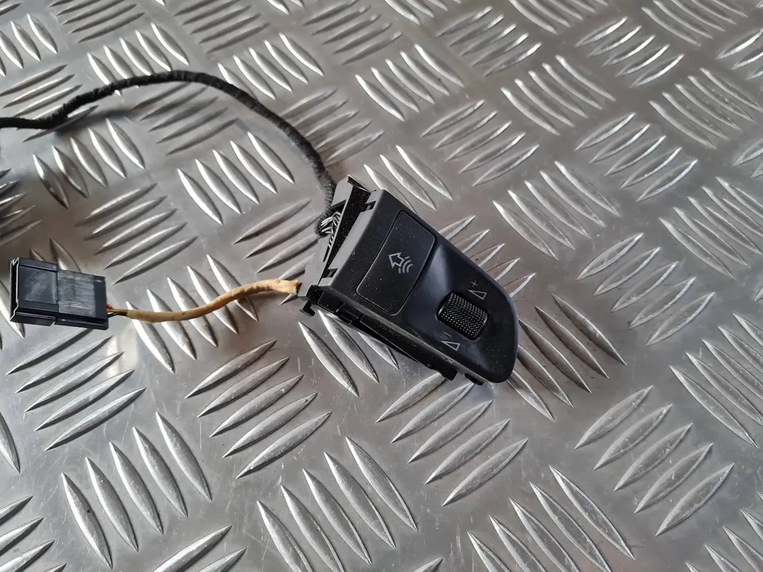 Peräsimen painike AUDI A6 2008 - foto 4