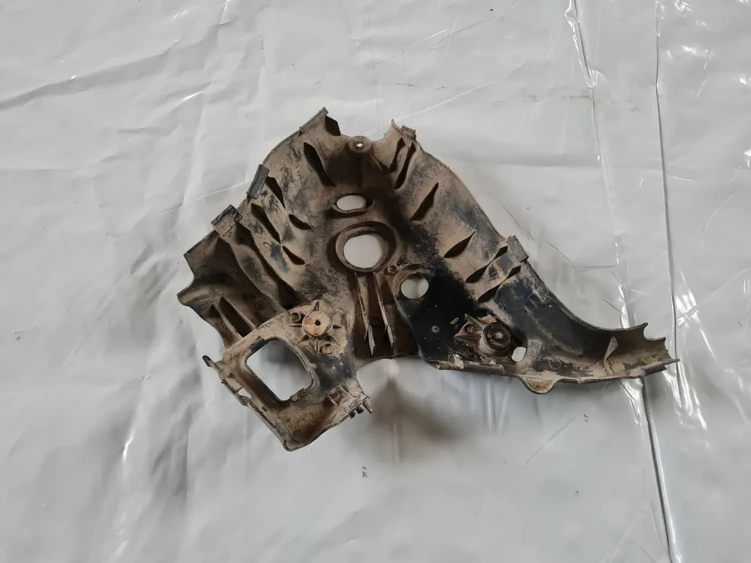 Takajousituksen suojakeho AUDI A6 2008 - foto 4