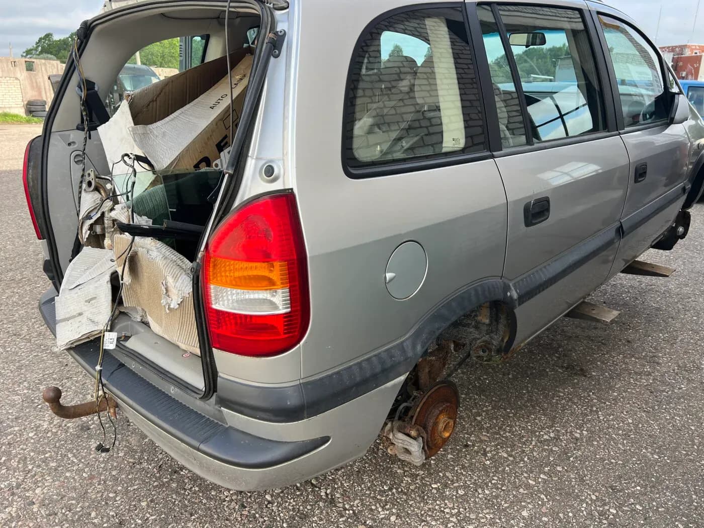 Kuva puretusta autosta 4