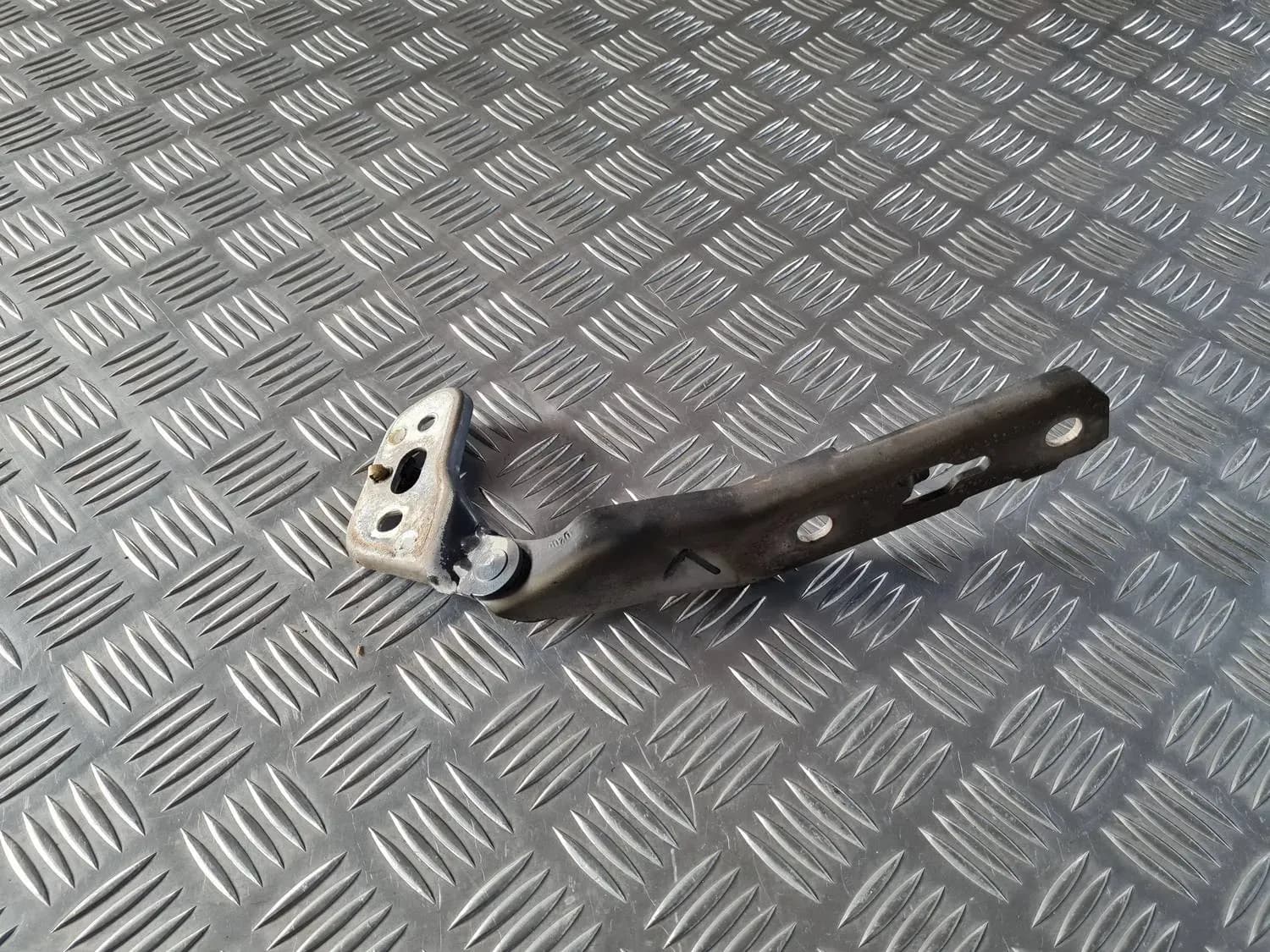 Konepellin sarana, vasen AUDI A6 2008
