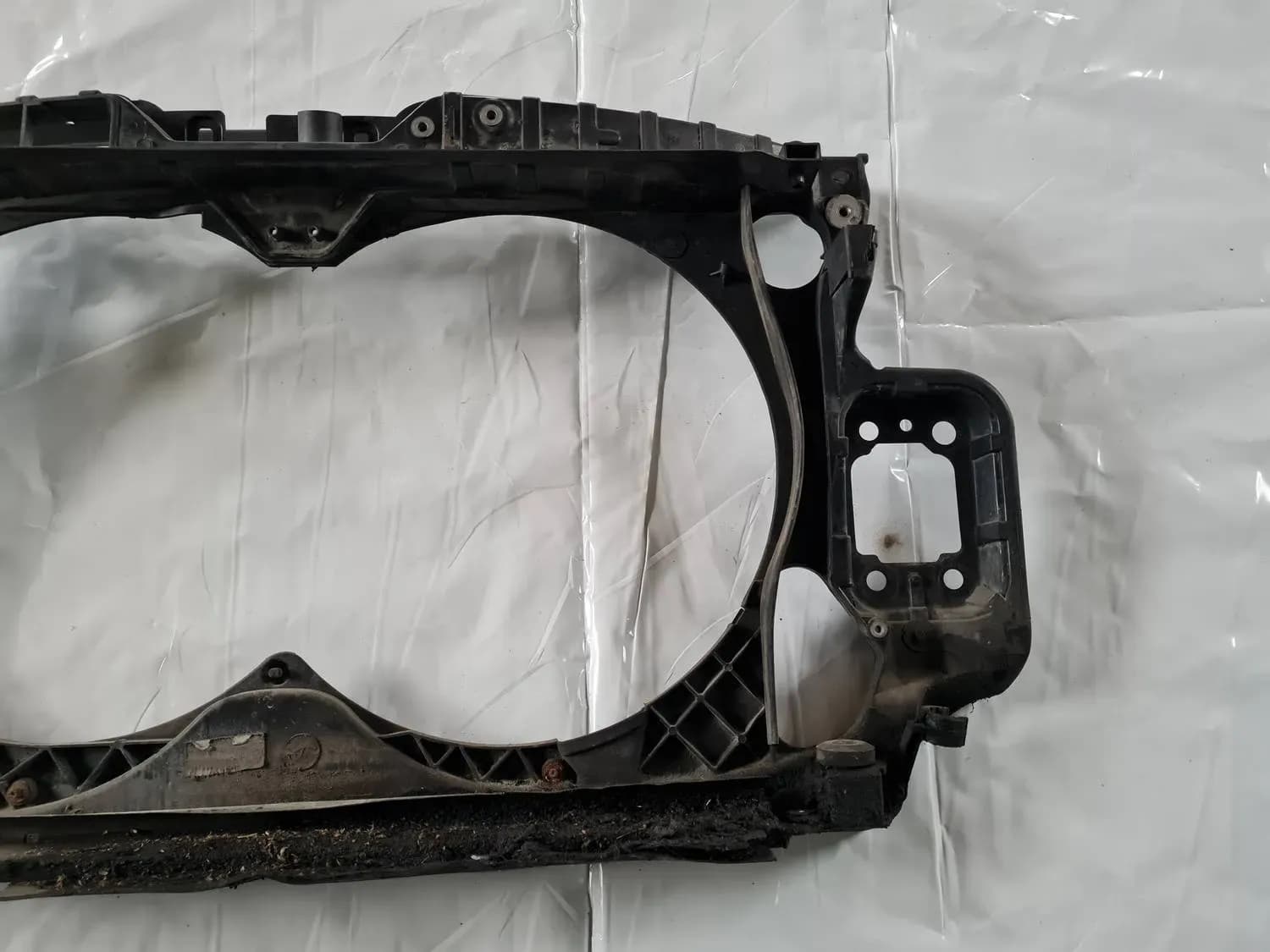 Jäähdyttimen etukehys AUDI A6 2008 - foto 6