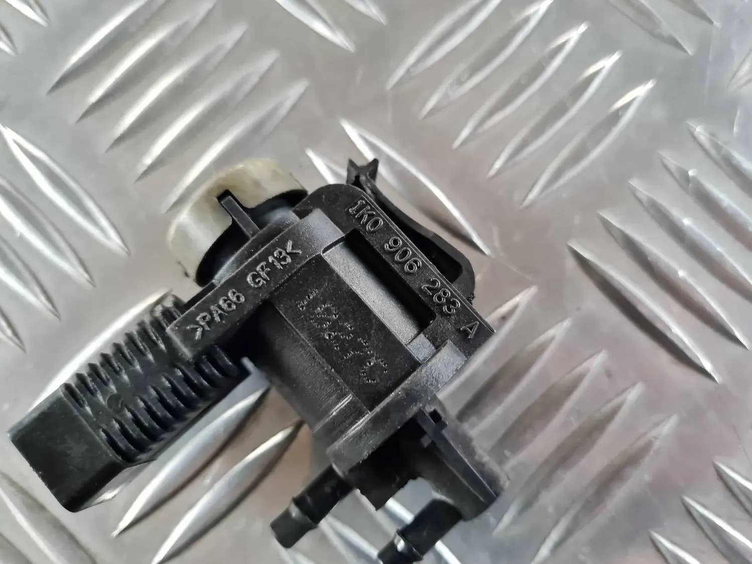 Magneettinen tyhjiöventtiili AUDI A6 2008 - foto 4