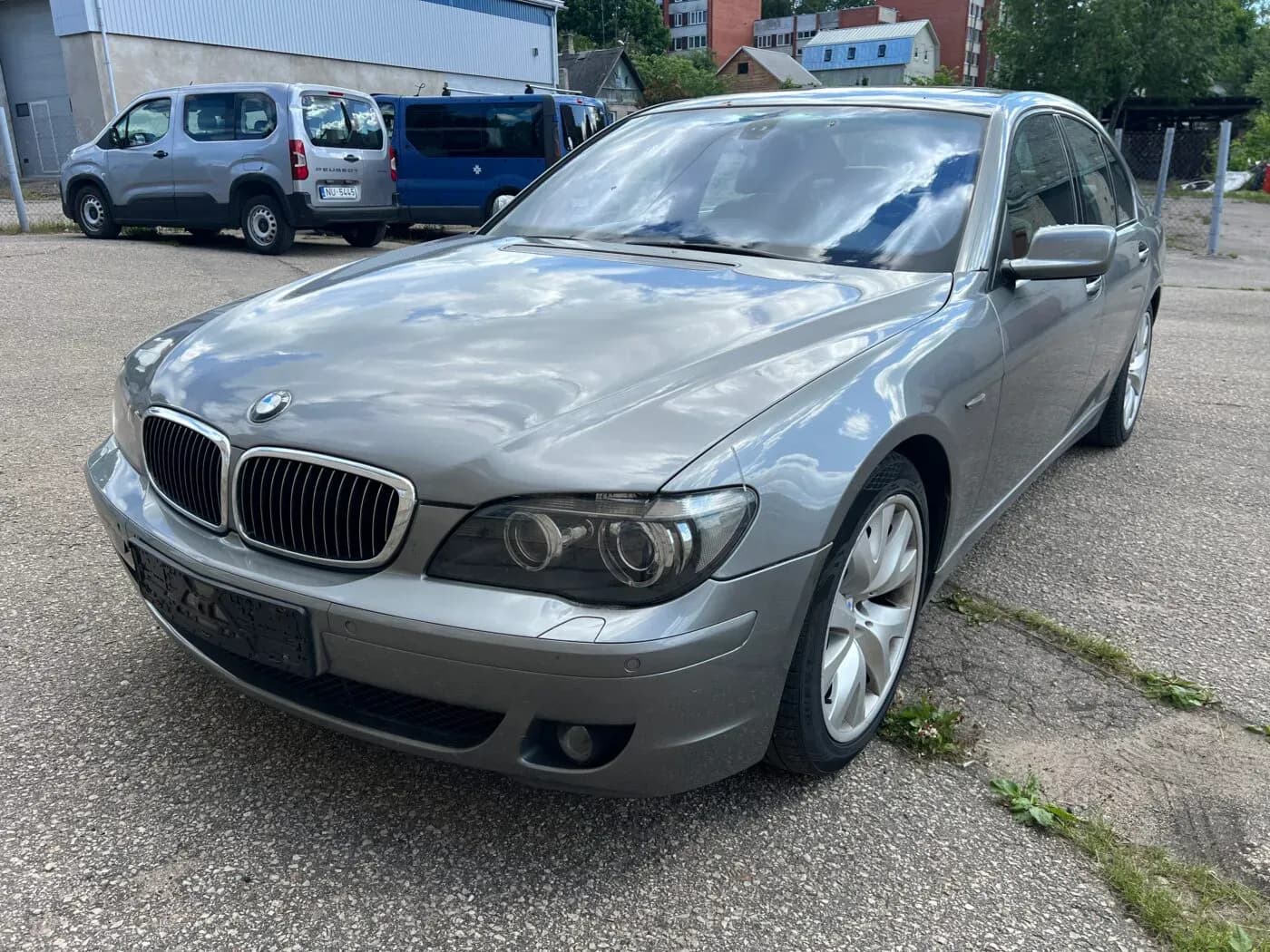 Kuva puretusta autosta 3
