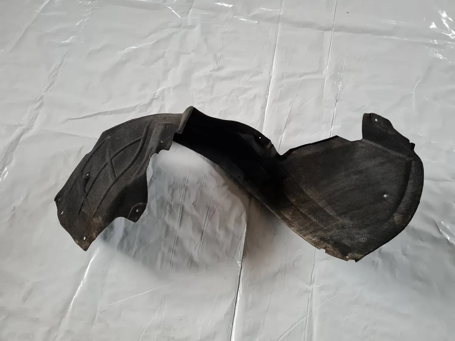 Vasen sisempi etulokasuojalevy AUDI A6 2008 - foto 1