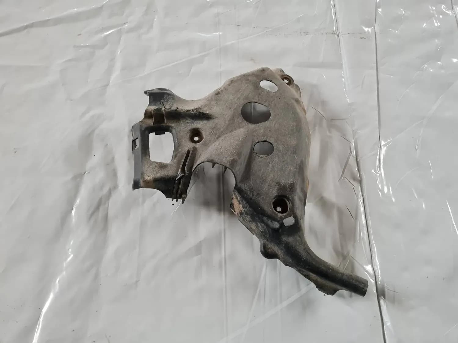 Takajousituksen suojakeho AUDI A6 2008 - foto 1