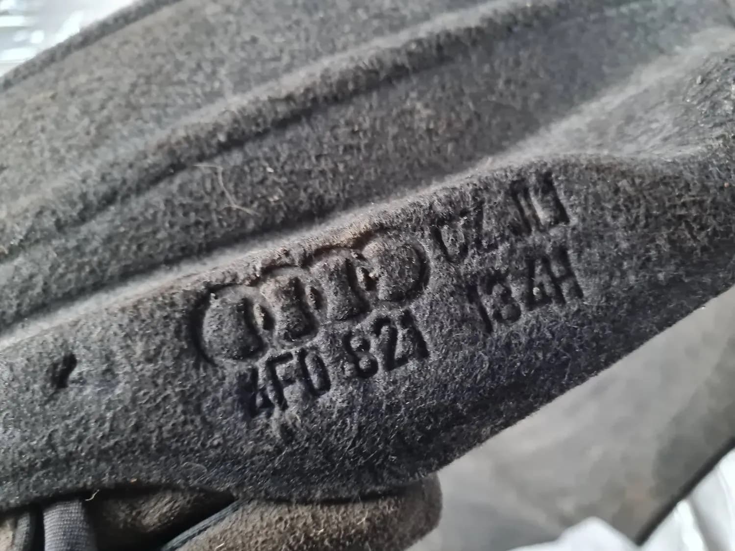 Vasen sisempi etulokasuojalevy AUDI A6 2008 - foto 2