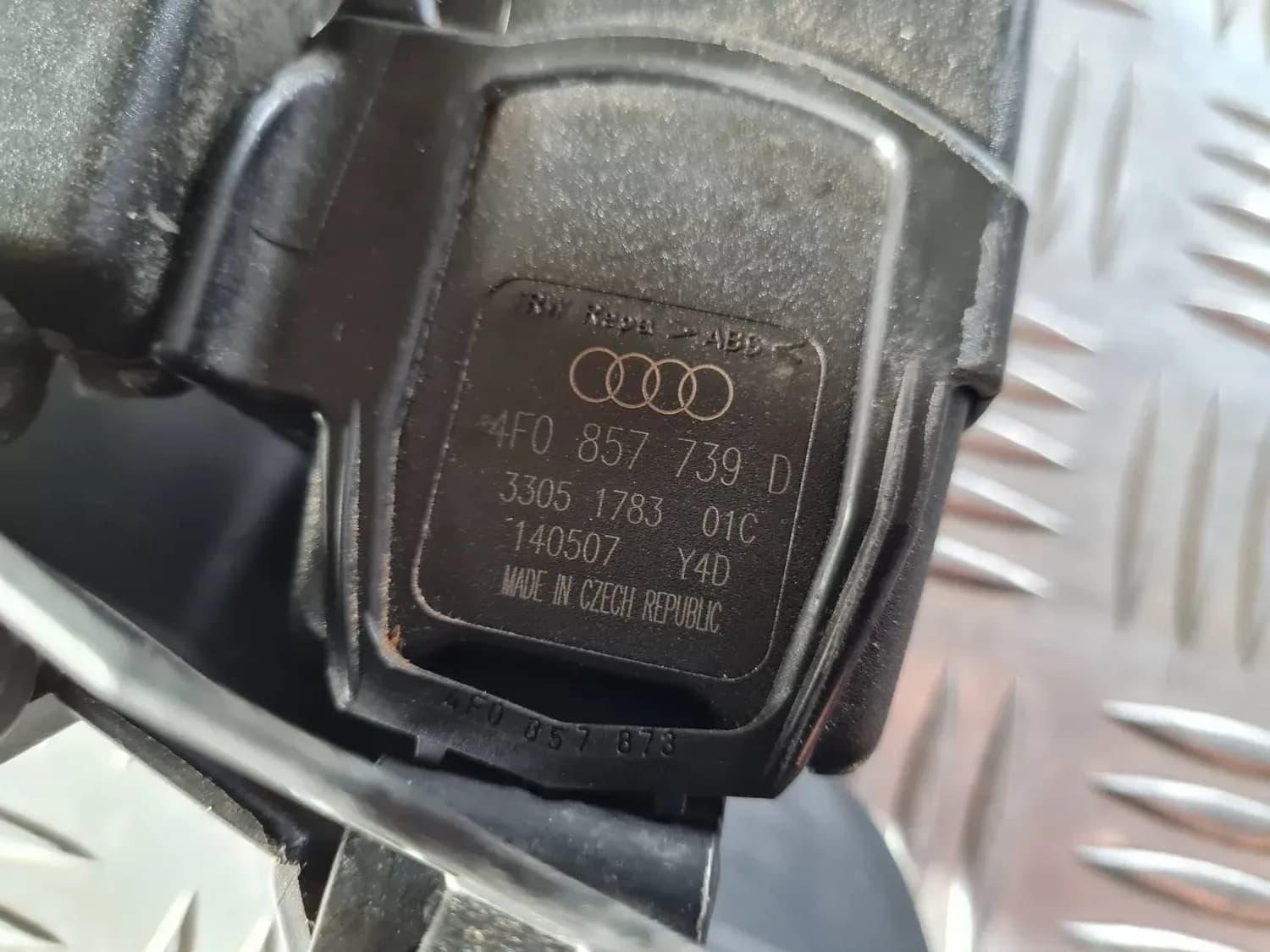 Takaistuimen kaksinkertainen turvavyön solki AUDI A6 2008 - foto 4