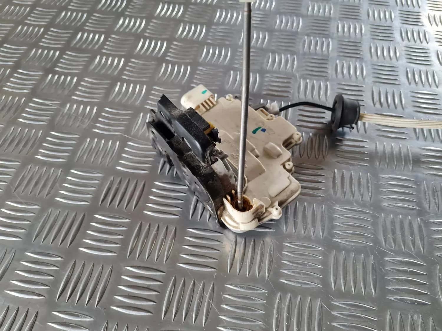 Vasemman etuoven lukko AUDI A6 2008 - foto 4