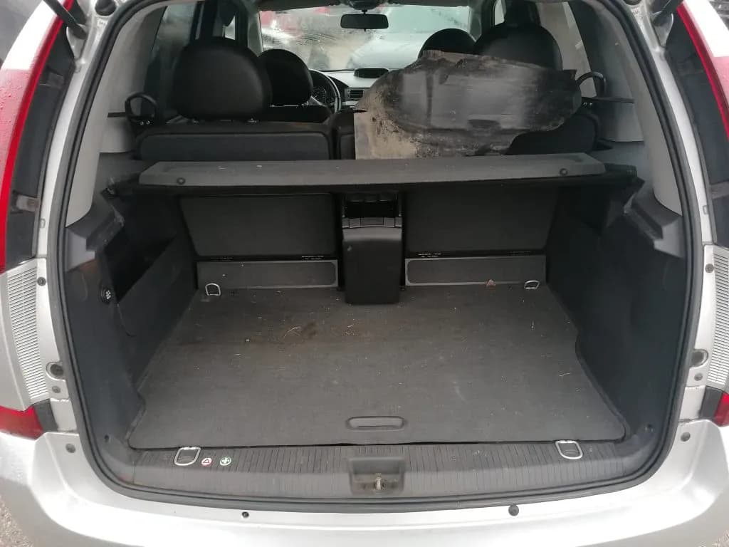 Kuva puretusta autosta 3