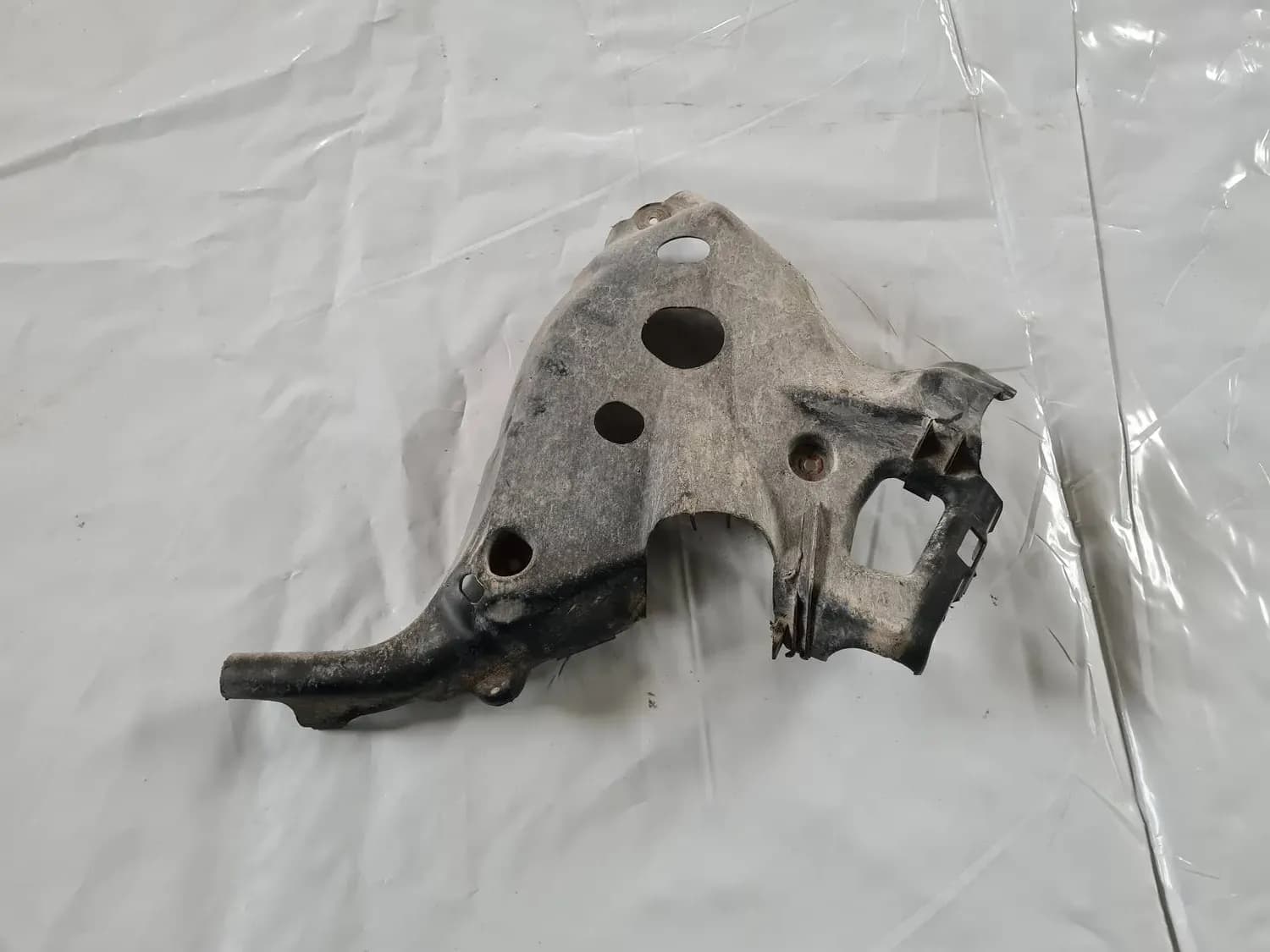 Takajousituksen suojakeho AUDI A6 2008 - foto 3