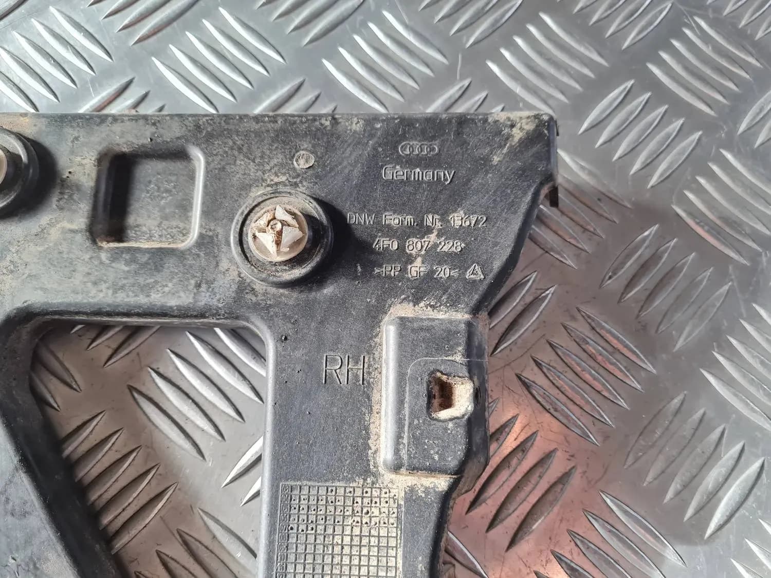 Etupuskurin oikea kiinnike AUDI A6 2008 - foto 3
