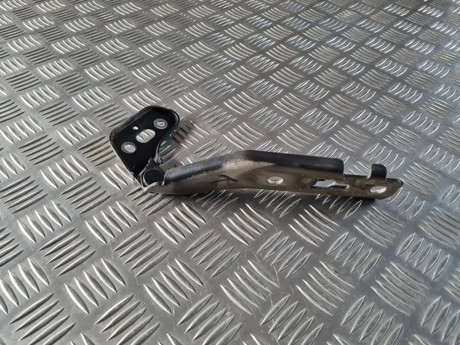 Konepellin sarana, oikea AUDI A6 2008 - foto 1