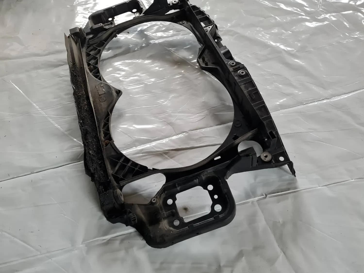 Jäähdyttimen etukehys AUDI A6 2008 - foto 8