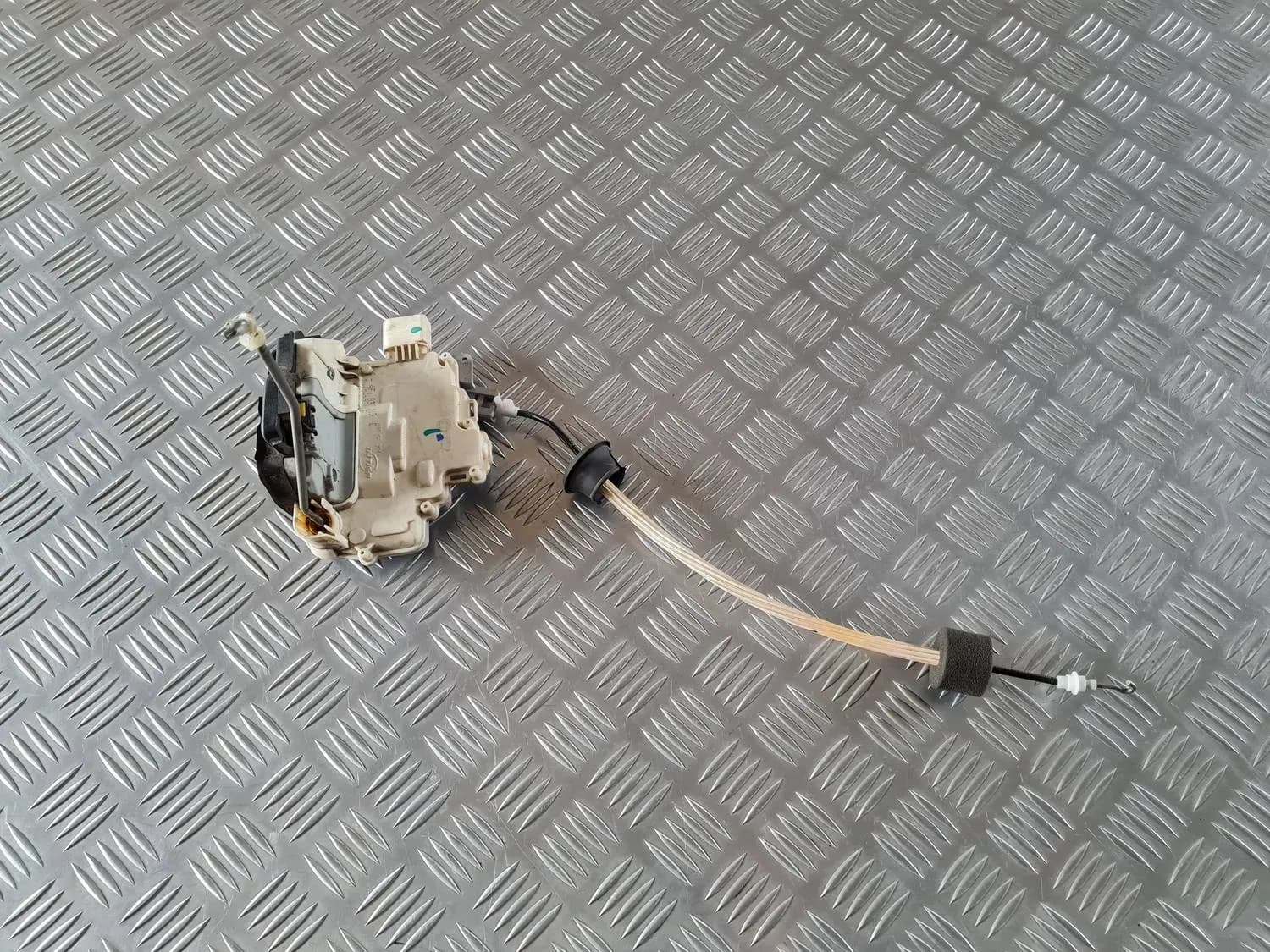Vasemman etuoven lukko AUDI A6 2008 - foto 1