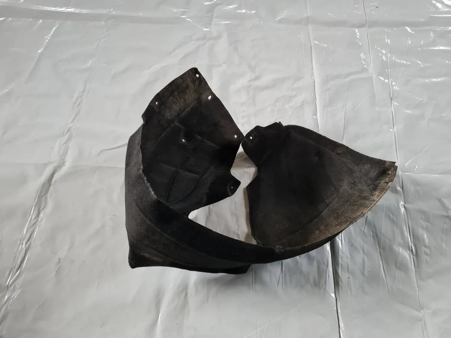 Vasen sisempi etulokasuojalevy AUDI A6 2008 - foto 3