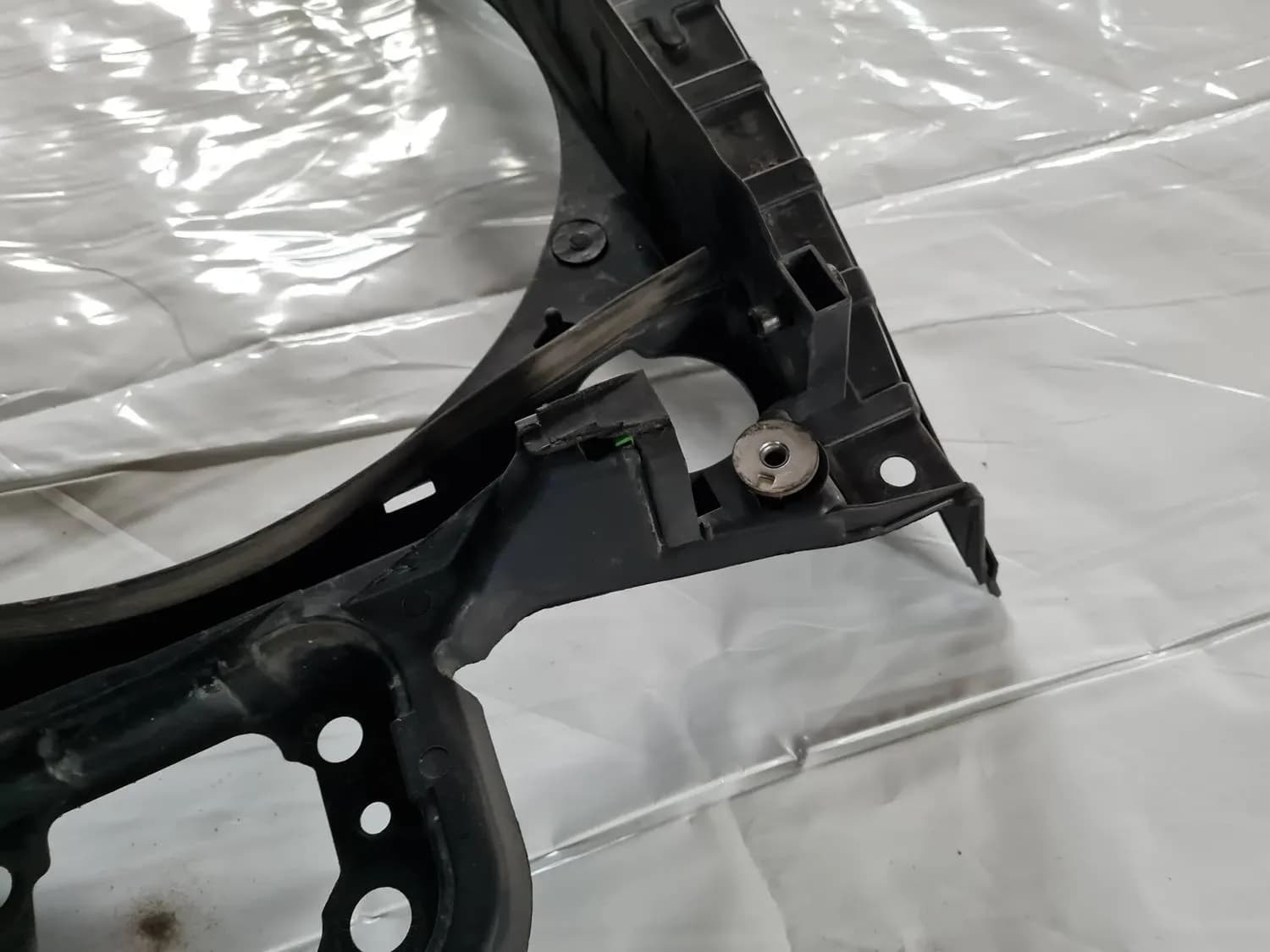 Jäähdyttimen etukehys AUDI A6 2008 - foto 7