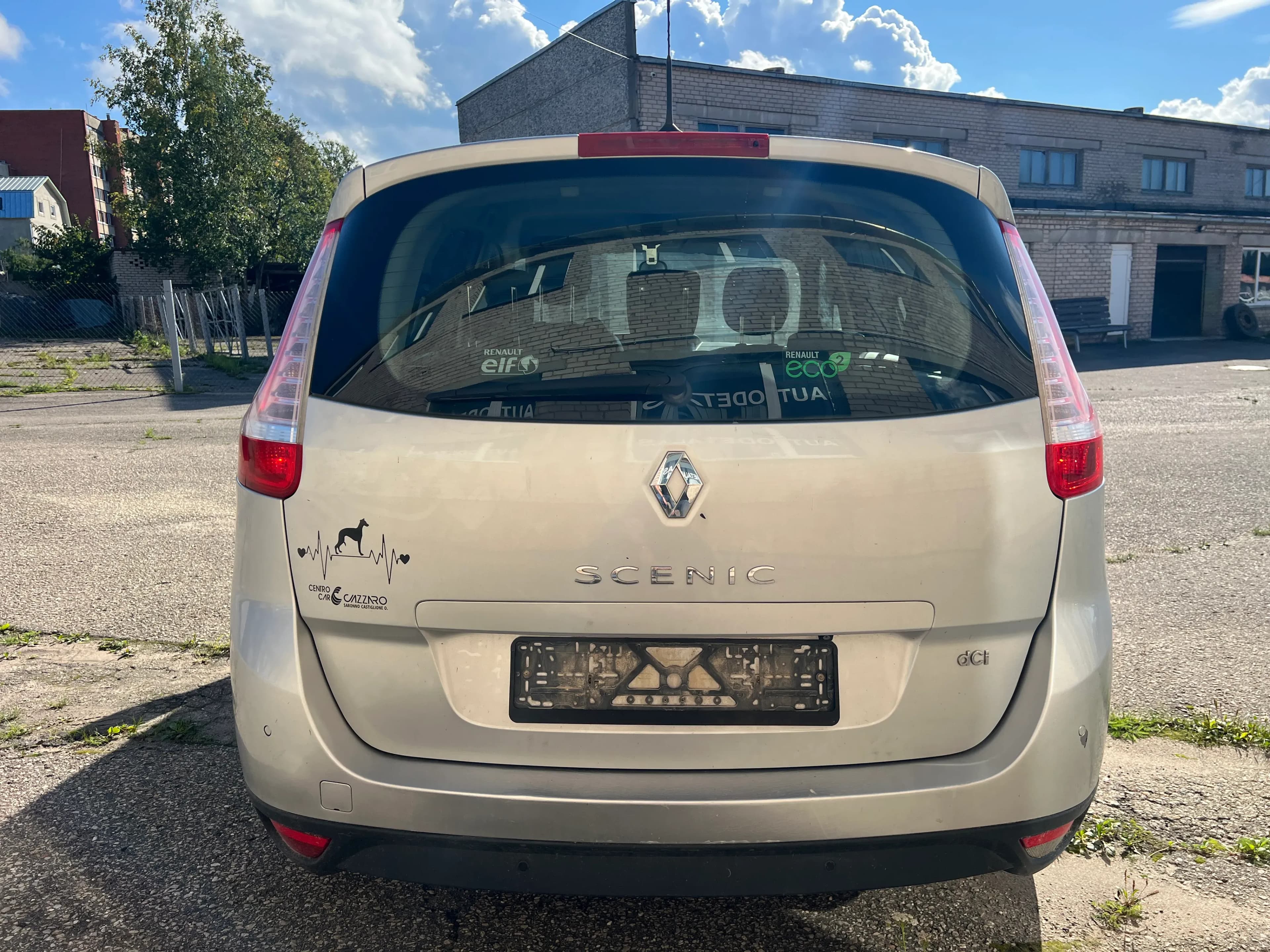 Kuva puretusta autosta 5